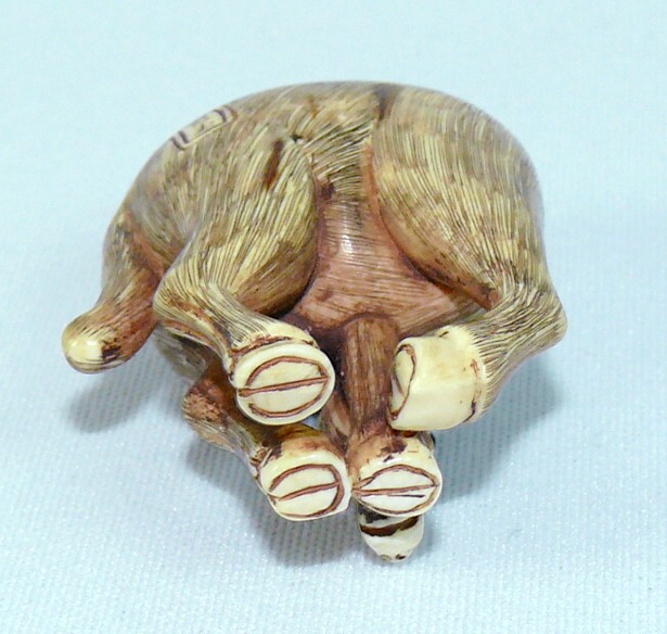 антикварная японская нецка из слоновой кости Пасущийся Олень