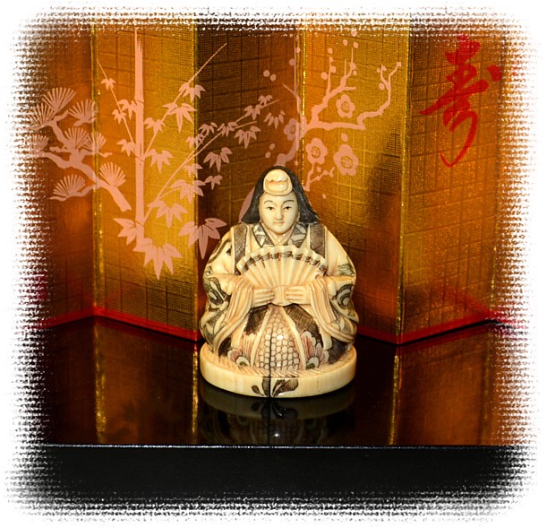 японская нэцкэ из слоновой кости Императрица с вееером, 1890-е гг.