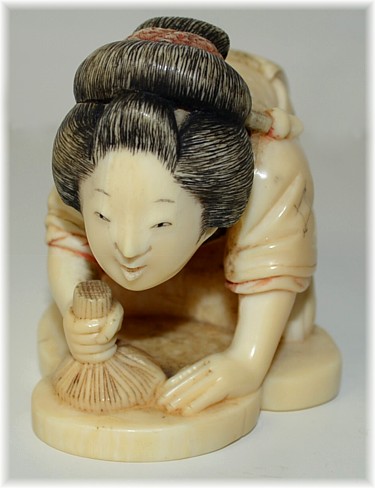 японская статуэтка окимоно из слоновой кости Женщина  за работой, конец эпохи Эдо
