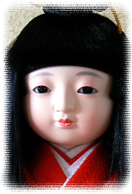 японская традиционная кукла в кимоно