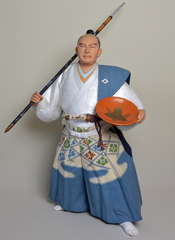 японская статуэтка из керамики Самурай Курода с копьем на плече