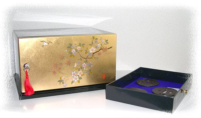японская лаковая коробка -шкафчик для коллекции