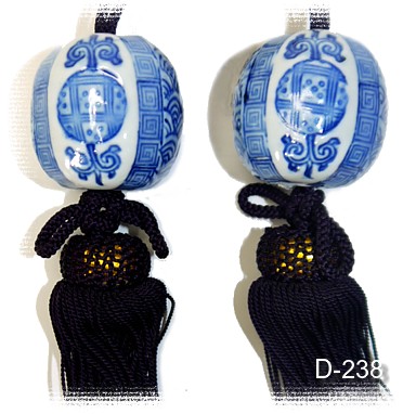 фучин - отвес для японской картины свитка из керамики с роспись1