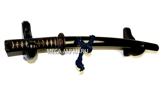 самурайский меч на японской настенной подставке