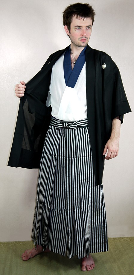 японская традиционная мужская одежда: летнее шелковое хаори с монами, кимоно и хакама