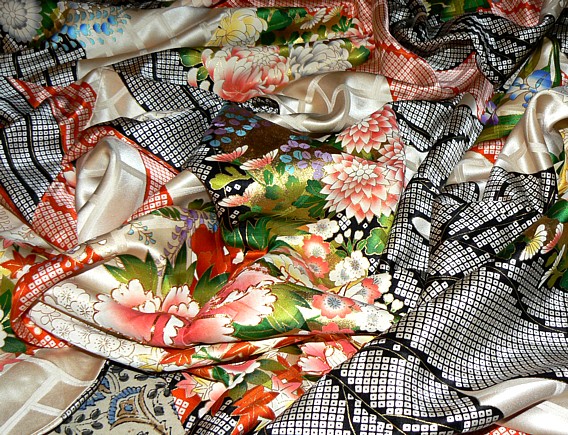 деталь рисунка ткани японского шелкового кимоно