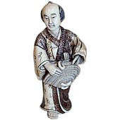 Мужчина с плетеной шляпой в руках, японская антикварная нэцке из слоновой кости 