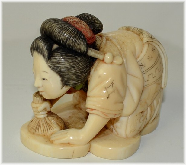 окимоно из слоновой кости Женщина  за работой, конец эпохи Эдо