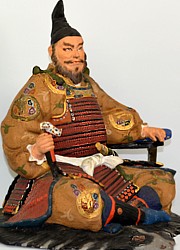 военачальник с боевым веером в руке, фигура из керамики, 1950-е гг., Япония