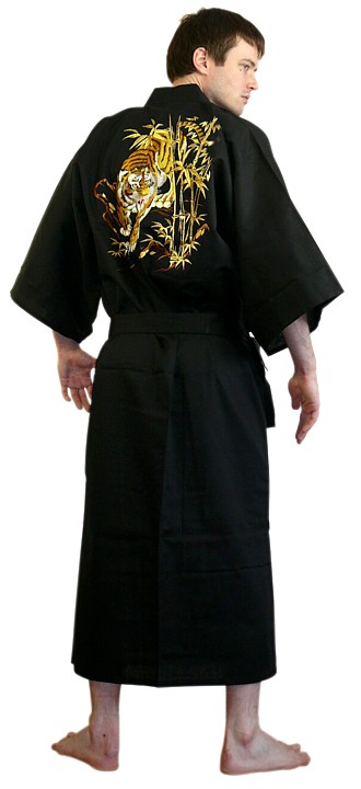 японское мужское кимоно с вышивкой