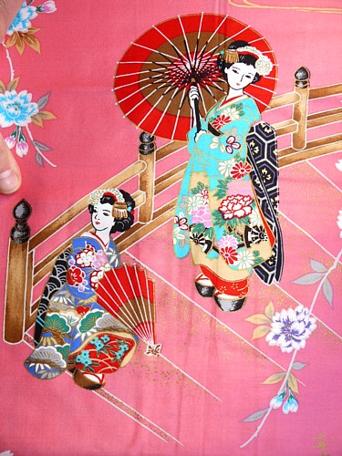 красавицы майко с зонтиками - японский рисунок на халате-кимоно