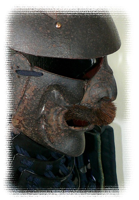 защитная маска японского воина эпохи Муромати
