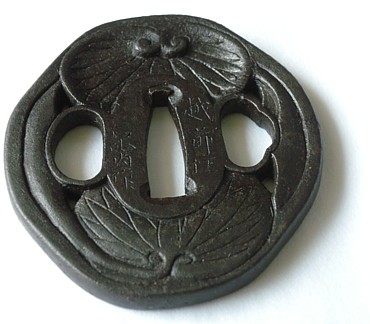 цуба (гарда меча) с изображениме фамильного герба клана Токугава, железо, ковка