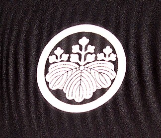 самурайский герб на шелковом кимоно