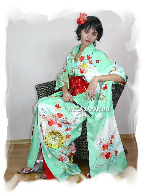 японское страинное кимоно с вышивкой