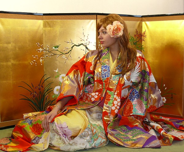 кимоно невесты и японская складная ширма с росписью